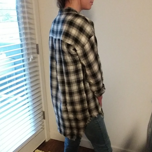 🎉HP🎉 Plaid Fringe Shirt - Picture 2 of 2
